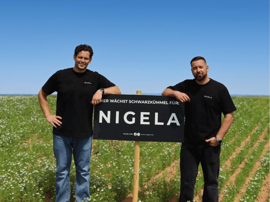 Die Nigela Gründer Christian und Hermann vor ihrer Schwarzkümmelöl-Manufaktur in Bayern