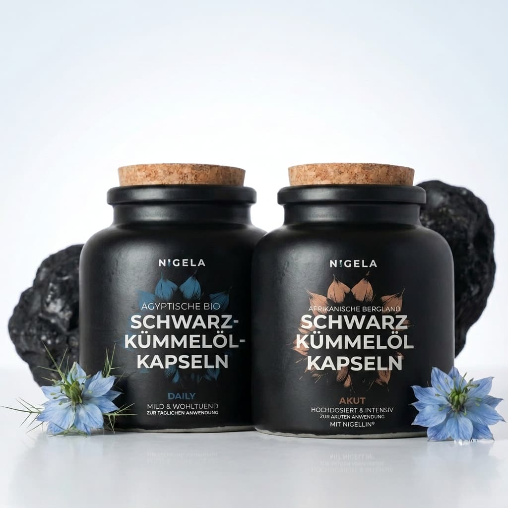  Nigela Schwarzkümmelöl Kapseln Bundle – Daily und Akut im Set, zwei schwarze Gläser mit Korken, blaue Schwarzkümmelblüten 