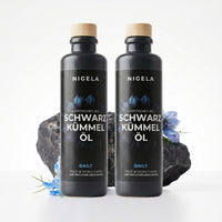 Nigela Schwarzkümmelöl Daily 200 ml – 2 Flaschen ägyptisches Bio-Schwarzkümmelöl, mild, vor Basaltstein mit blauen Nigella-Blüten

#Menge_2 Flaschen