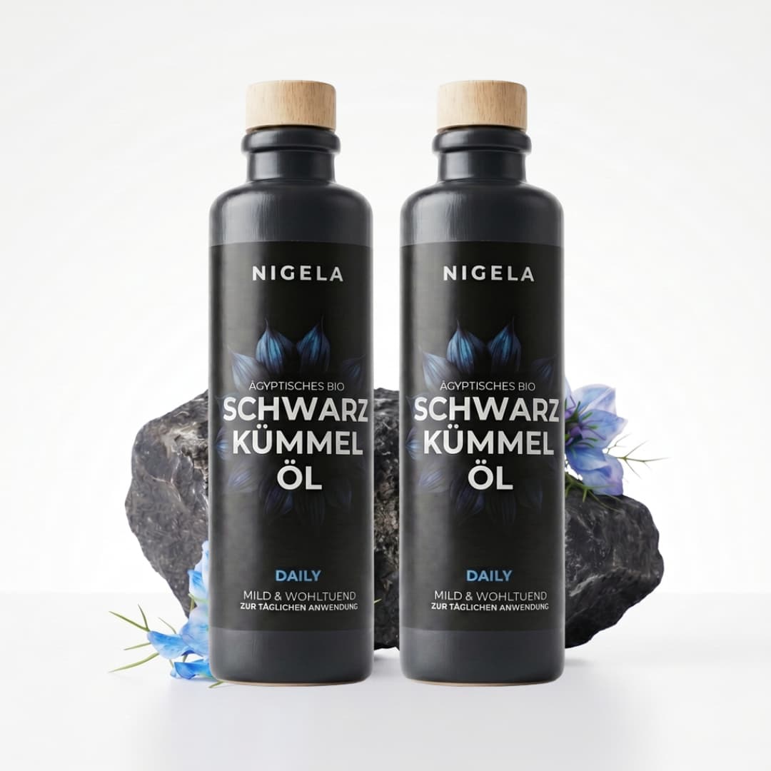 Nigela Schwarzkümmelöl Daily 200 ml – 2 Flaschen ägyptisches Bio-Schwarzkümmelöl, mild, vor Basaltstein mit blauen Nigella-Blüten

#Menge_2 Flaschen