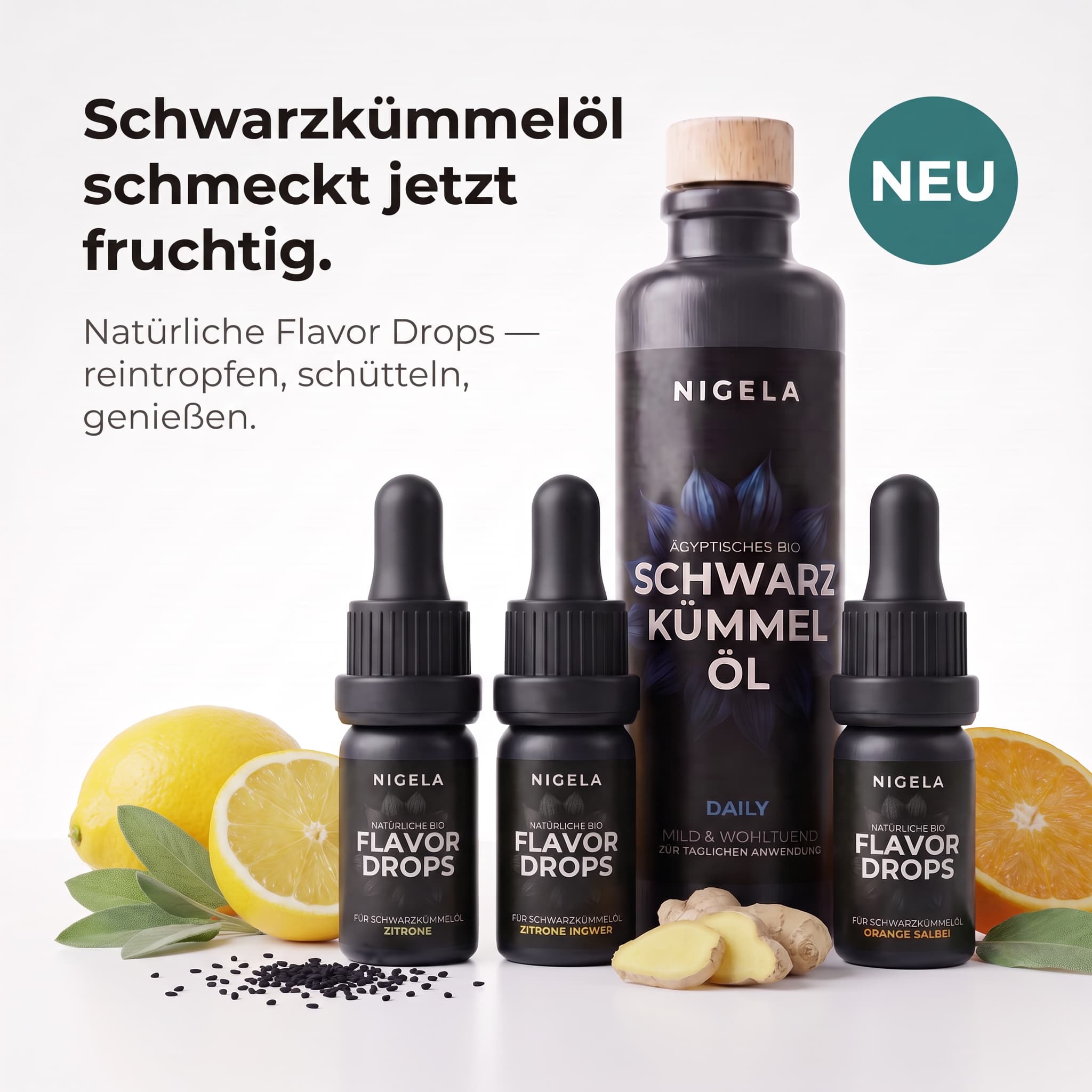 Nigela Bio Schwarzkümmelöl Daily Flasche mit drei natürlichen Flavor Drops in den Sorten Zitrone, Zitrone-Ingwer und Orange-Salbei, umgeben von frischen Zitronen, Orangen, Ingwer und Schwarzkümmelsamen