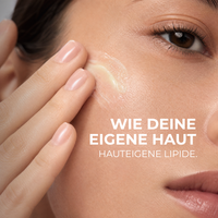 Nahaufnahme einer Frau beim Auftragen von Nigela Schwarzkümmel Tallow auf die Gesichtshaut.