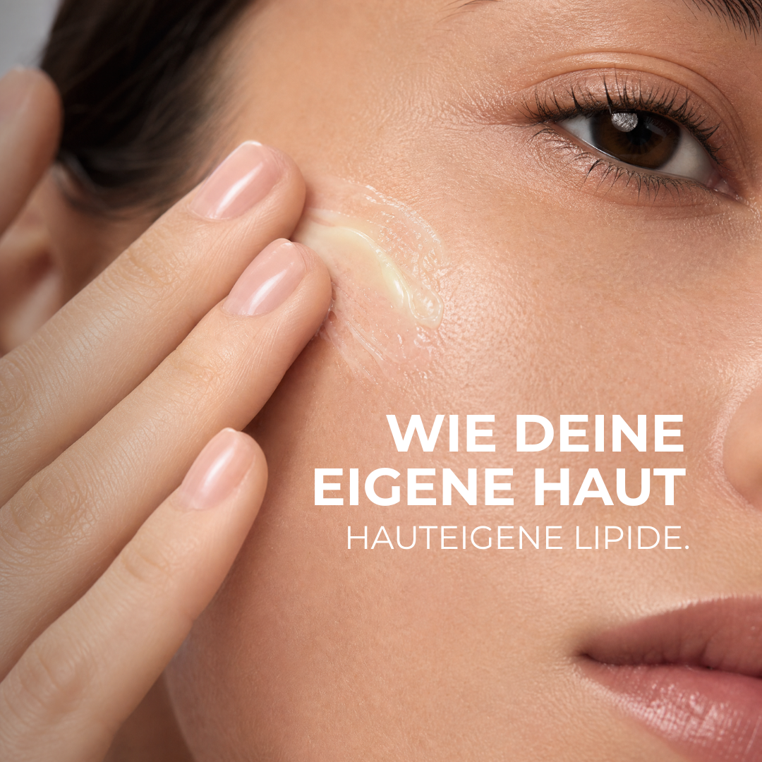 Nahaufnahme einer Frau beim Auftragen von Nigela Schwarzkümmel Tallow auf die Gesichtshaut.