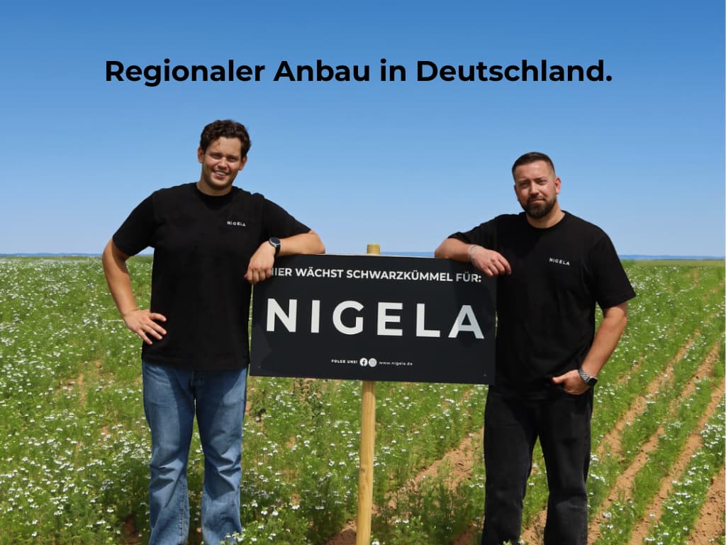 Die Nigela Gründer Christian und Hermann vor ihrer Schwarzkümmelöl-Manufaktur in Bayern