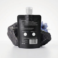 Nigela Travel Drop Rückseite – Anwendung, Hinweis, NIGELA DAILY und AKUT, 50ml wiederbefüllbarer Reisebeutel für Schwarzkümmelöl